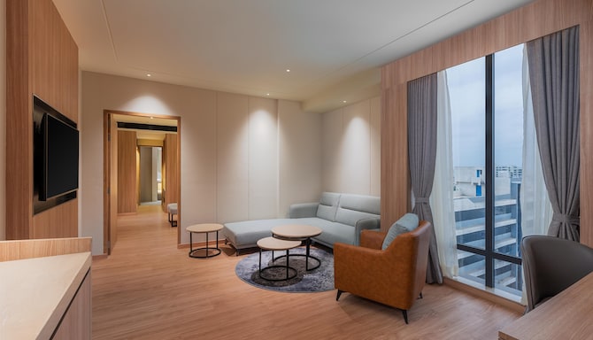 Park Inn & Suites By Radisson Rajkot - Rajkot Suite LivingRoom