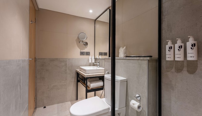 Park Inn & Suites by Radisson Thrissur East Fort - Superior Room with Balcony Bathroom