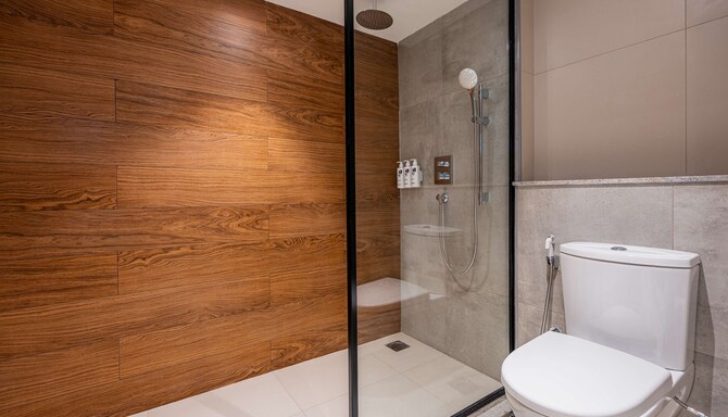 Park Inn & Suites by Radisson Thrissur East Fort - Standard Room King Bathroom