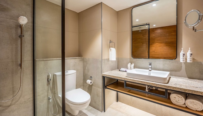 Park Inn & Suites by Radisson Thrissur East Fort - Standard Room King Bathroom