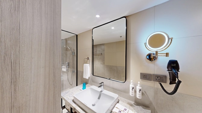 Park Inn & Suites by Radisson Thrissur East Fort - Guest room