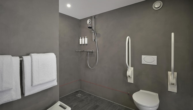 Park Plaza Amsterdam Airport - Salle de bain de la chambre d'amis (accessible)