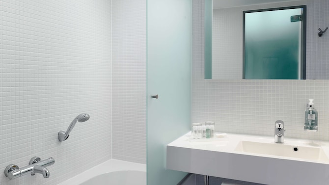 Park Plaza Amsterdam Airport - Executive Room Bathroom