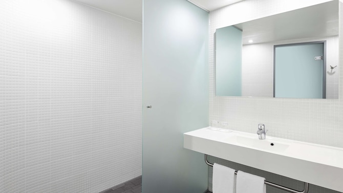 Park Plaza Amsterdam Airport - Superior Triple Room Bathroom
