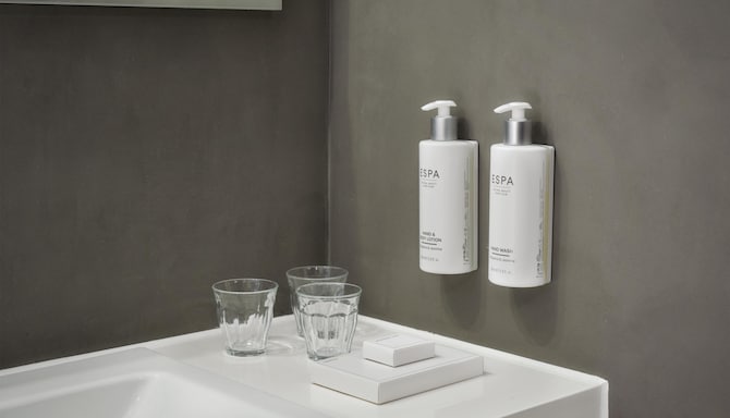 Park Plaza Amsterdam Airport - Salle de bain de la chambre