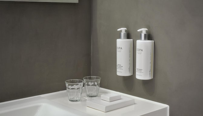 Park Plaza Amsterdam Airport - Salle de bain de la chambre