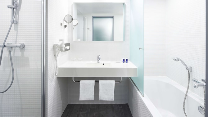 Park Plaza Amsterdam Airport - Executive Queen Room Sofabed Bathroom