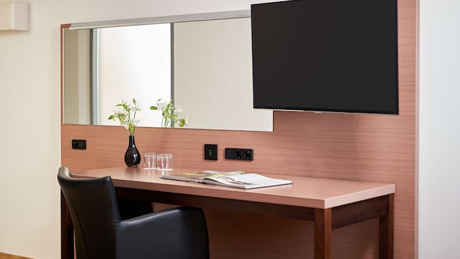 Park Plaza Amsterdam Airport - Superior detail - desk