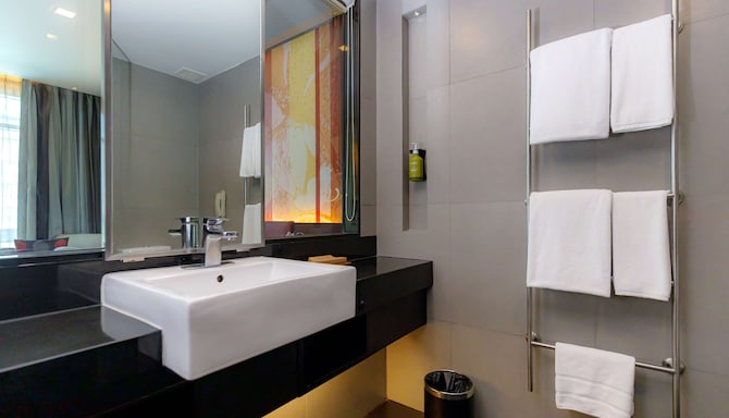 Park Plaza Bangkok Soi 18 - Guest room bathroom
