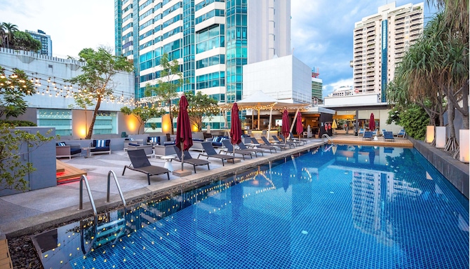 Park Plaza Bangkok Soi 18 - 泳池景色