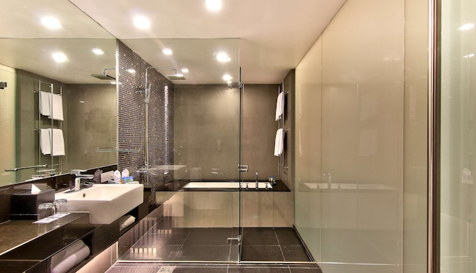 Park Plaza Bangkok Soi 18 - Junior Suite bathroom