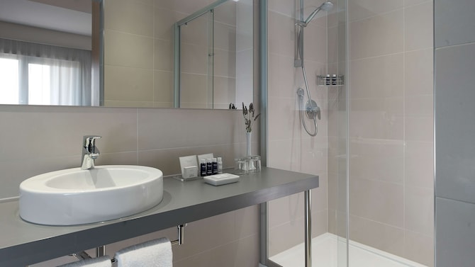Park Plaza Belvedere Medulin - Suite Bathroom