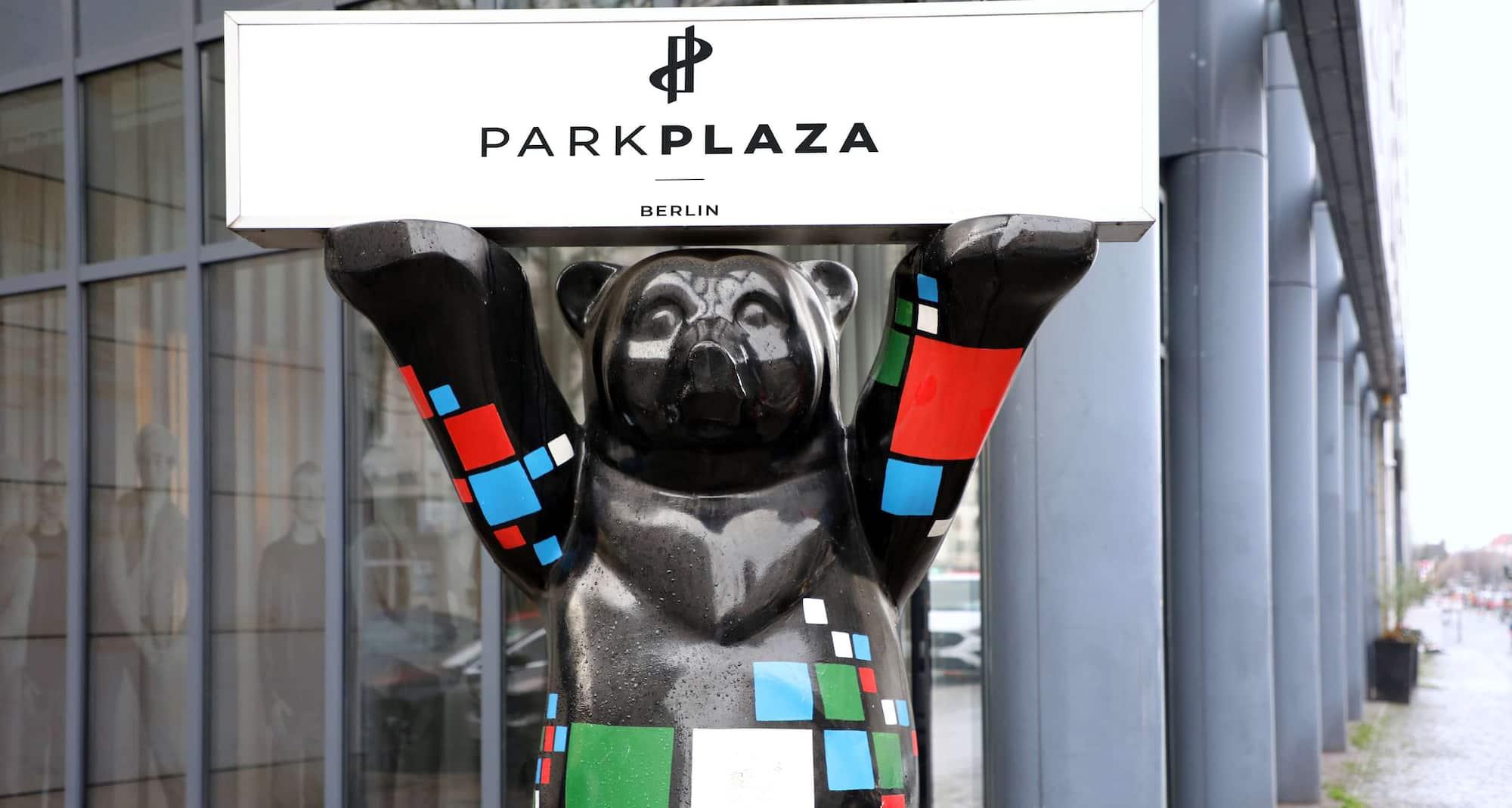 Park Plaza Berlin - Estatua exterior de un oso