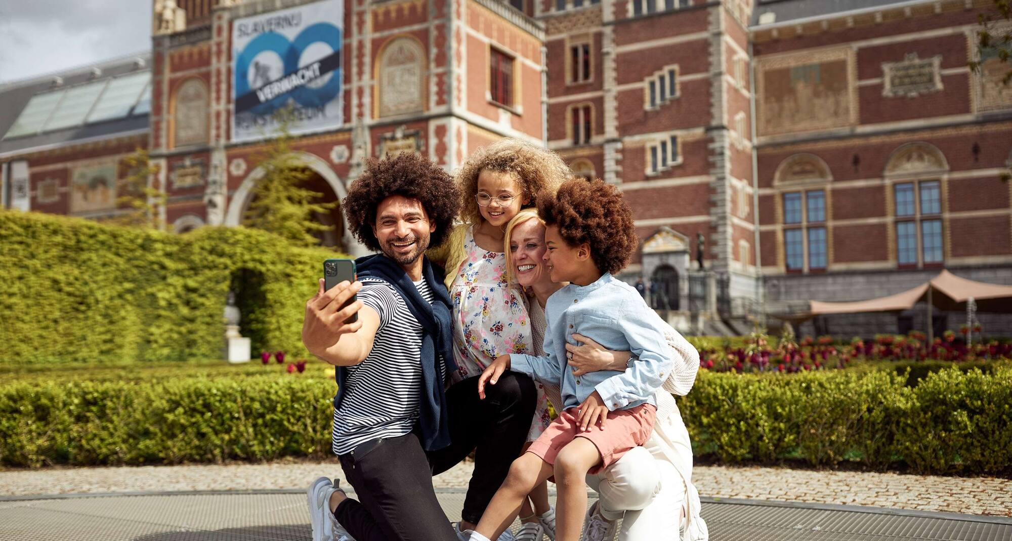 Park Plaza Brand - Family in front of Rijksmuseum, Amsterdam
