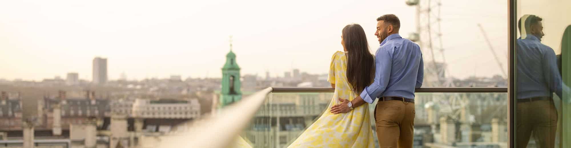 Stel op terras met uitzicht op de London Eye
