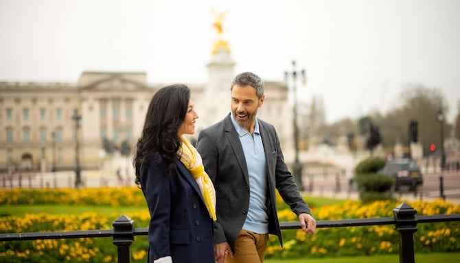 Couple at Buckingham Palace