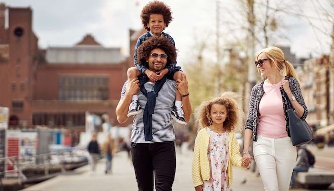 Park Plaza Brand - Family walking in Amsterdam