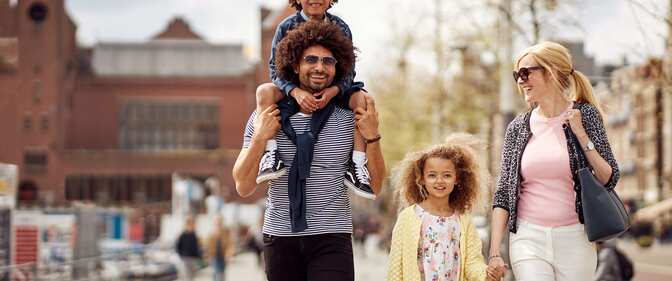 Park Plaza Brand - Family walking in Amsterdam