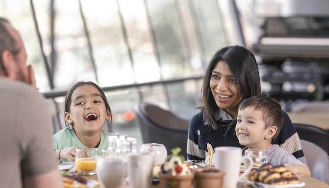 Park Plaza Brand - EMEA - Restaurant family lifestyle
