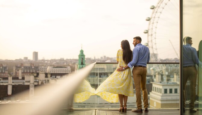情侶在露臺上欣賞倫敦眼景致