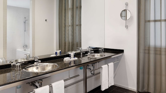 Park Plaza Budapest - Guest Room Bath