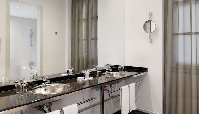 Park Plaza Budapest - Executive Room bathroom