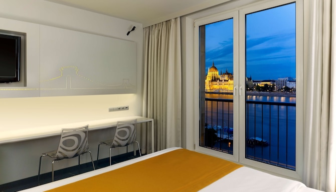 Park Plaza Budapest - Superior Room with Danube view
