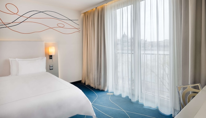 Park Plaza Budapest - Superior Room with Danube & Parliament view
