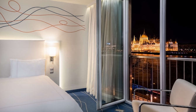 Park Plaza Budapest - Superior Room with Danube & Parliament view
