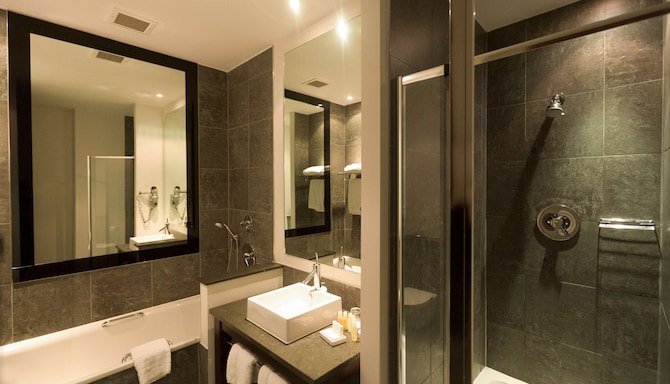 Park Plaza Cardiff - Junior suite - bathroom
