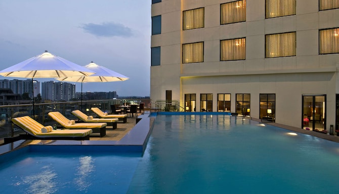 Park Plaza Chandigarh Zirakpur - Swimming Pool