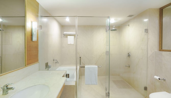 Park Plaza Chennai OMR - Suite Bathroom