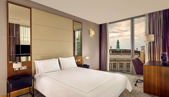 Park Plaza County Hall London - Superior Room double bed with London Eye view