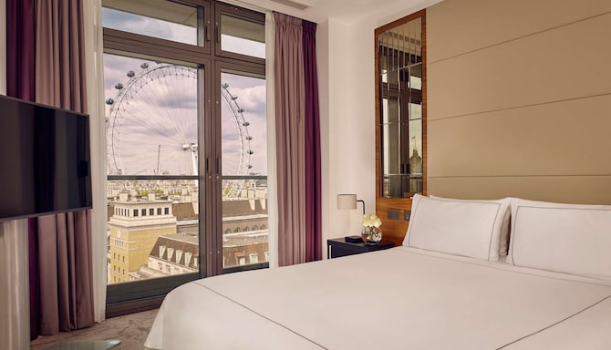 Park Plaza County Hall London - Junior Suite with London Eye view – bedroom