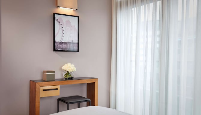 Park Plaza County Hall London - Junior Suite Bedroom
