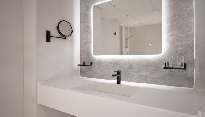 Park Plaza Eindhoven - Superior Queen Room Bathroom