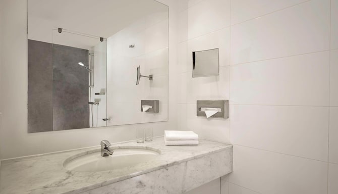 Park Plaza Eindhoven - Superior Twin Room Bathroom
