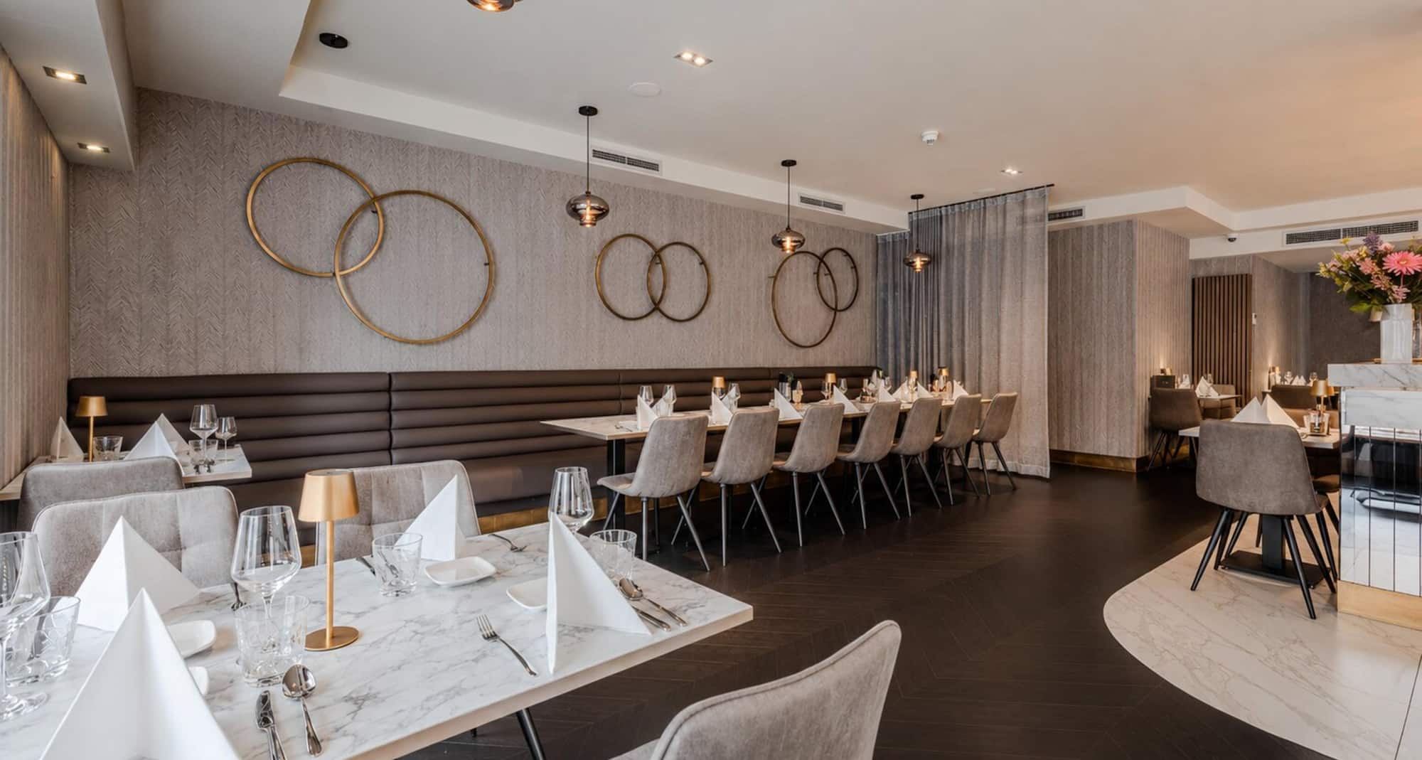 Park Plaza Eindhoven - Le Meiling Dining Area Banquette Wall