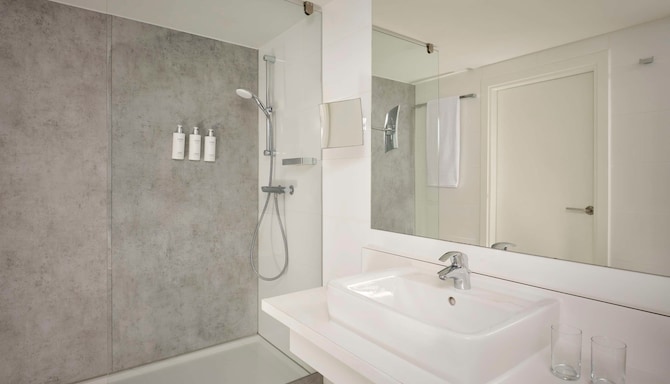 Park Plaza Eindhoven - Business Suite Bathroom