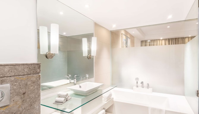 Park Plaza Faridabad - Deluxe Bathroom