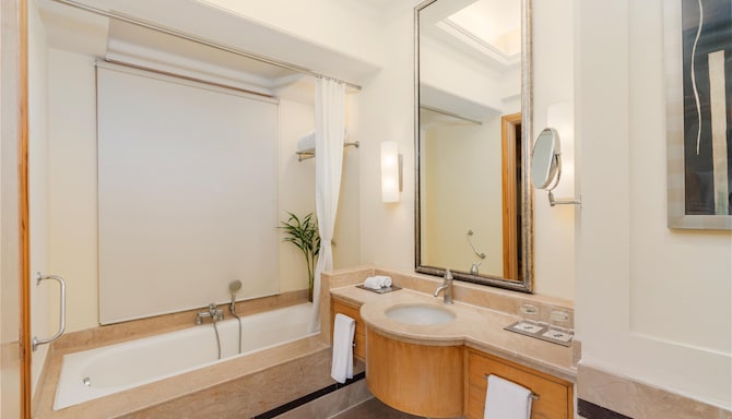 Park Plaza Gurugram - Deluxe Bathroom
