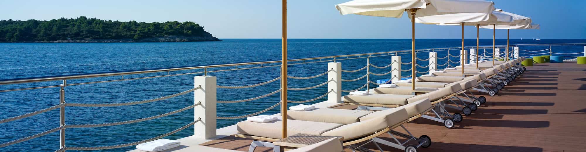 Park Plaza Histria Pula - Aurinkotuoleja meren rannalla