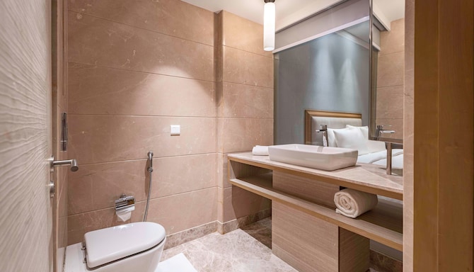 Park Plaza Jalandhar - Guest Room Bath