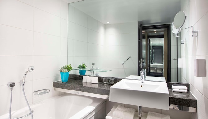 Park Plaza London Riverbank - 客房浴室