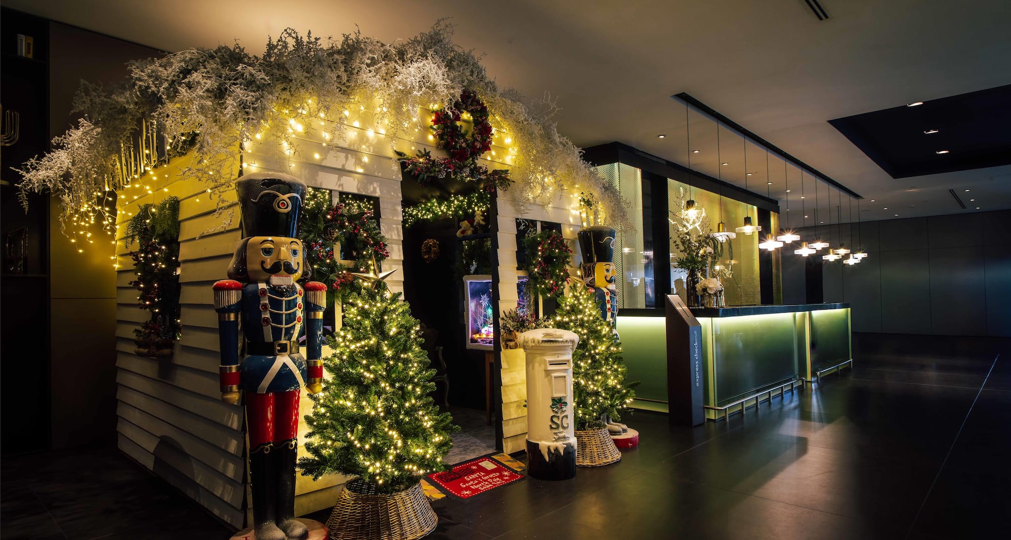 Park Plaza London Riverbank - Christmas lobby