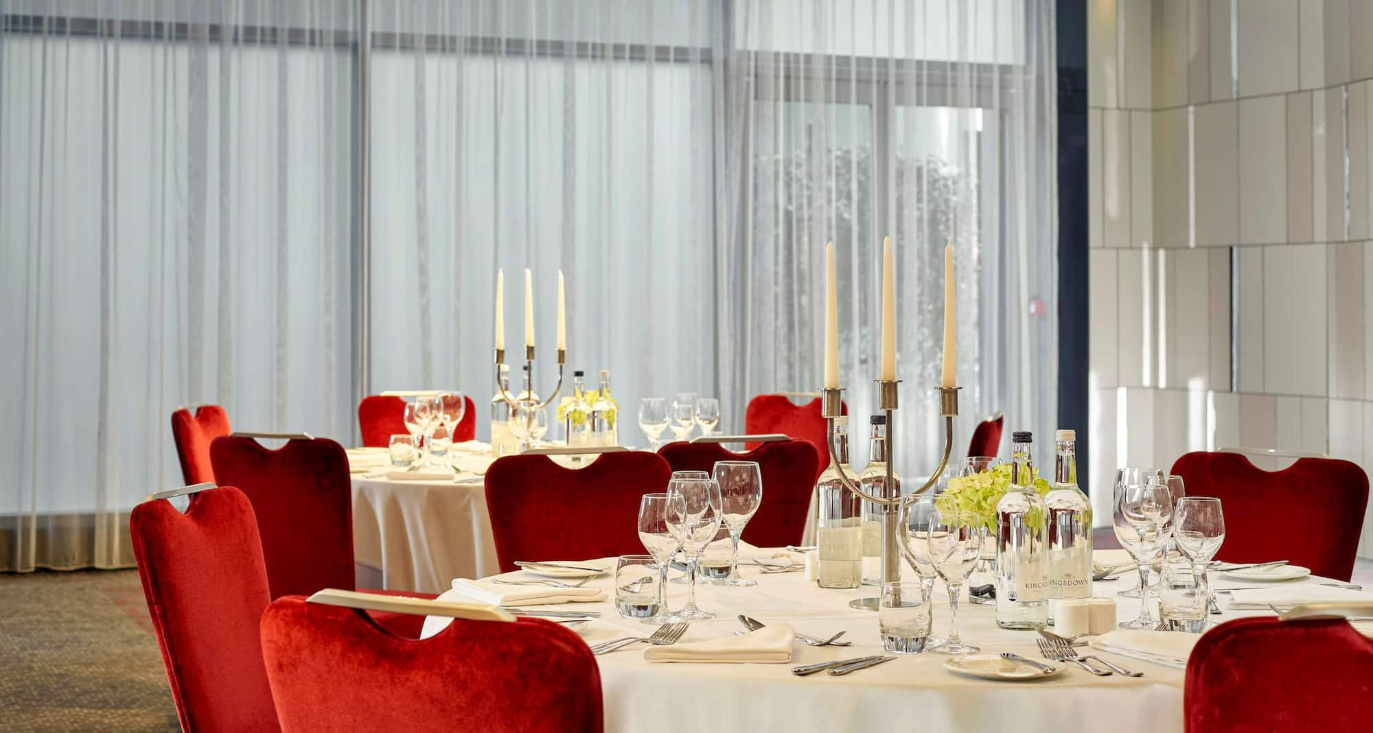 Park Plaza London Riverbank - City suites meeting room with banquet setup