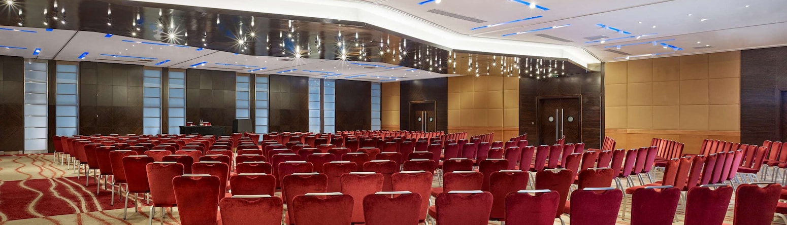 Park Plaza London Riverbank - Plaza suite with theater setup