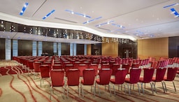 Park Plaza London Riverbank - Plaza suite with theater setup