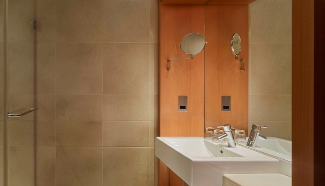 Park Plaza London Riverbank - 套房浴室