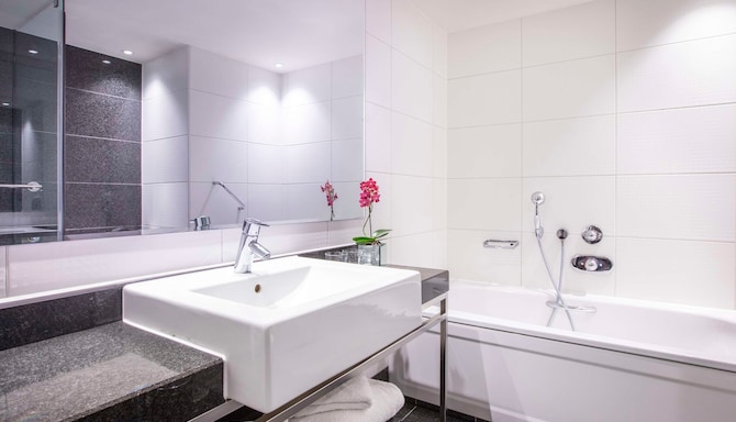 Park Plaza London Riverbank - Suite Bathroom